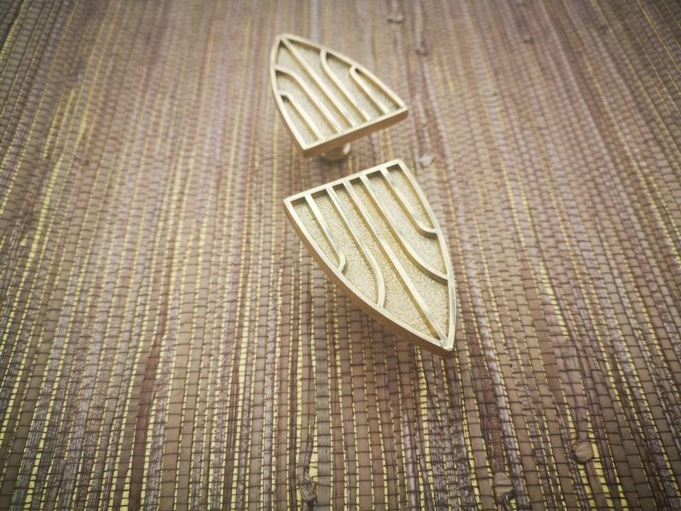 Art deco style cabinet pull/Gold geometric door handle/Brass arrow shaped drawer knob/Modern brass furniture hardware/Classic vintage handle