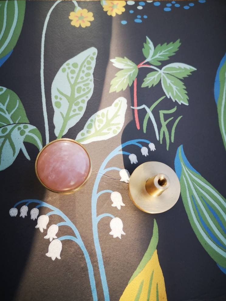 Pink Rose quartz and brass drawer knob/pink quartz crystal cabinet handles/mineral drawer pull/pink gemstone door handle/pink nursery decor