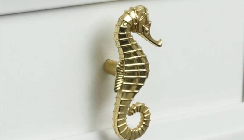 Shiny gold sea horse cabinet pull/Brass seahorse door handle/seaside drawer pull/gold furniture hardware/upcycling door knob/beach decor