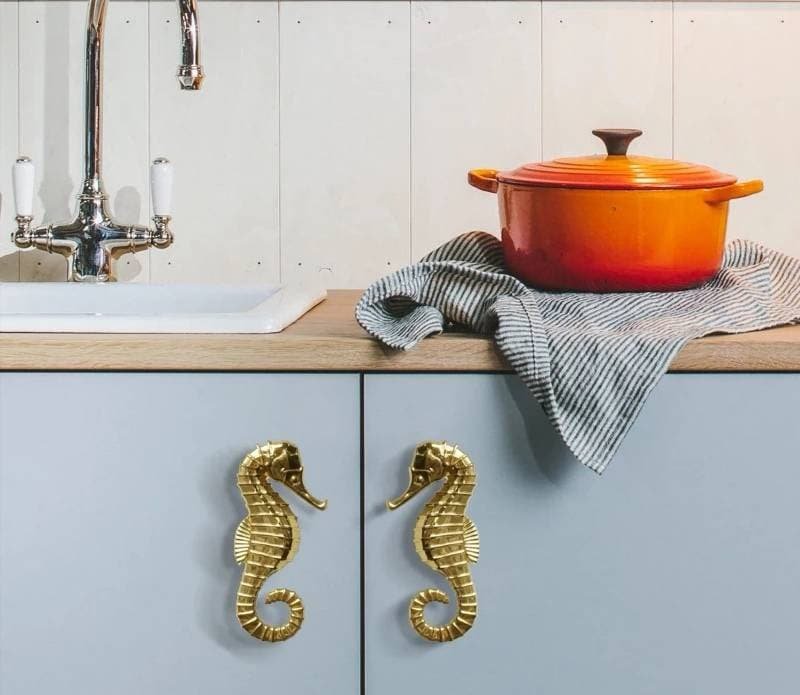 Shiny gold sea horse cabinet pull/Brass seahorse door handle/seaside drawer pull/gold furniture hardware/upcycling door knob/beach decor