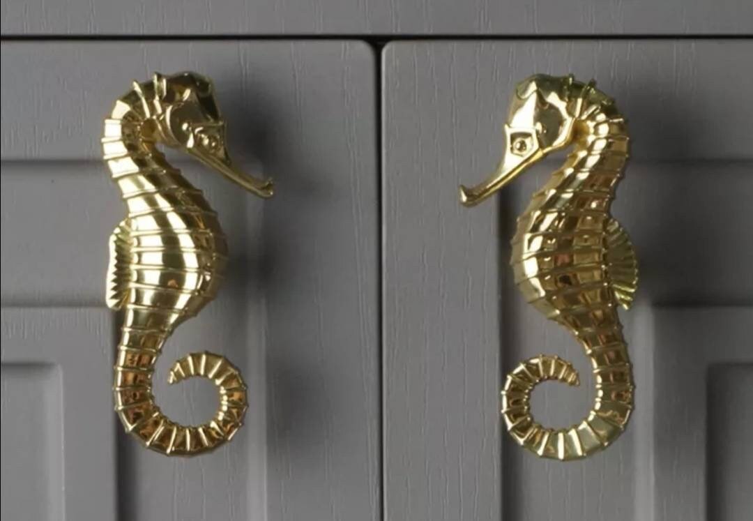 Shiny gold sea horse cabinet pull/Brass seahorse door handle/seaside drawer pull/gold furniture hardware/upcycling door knob/beach decor