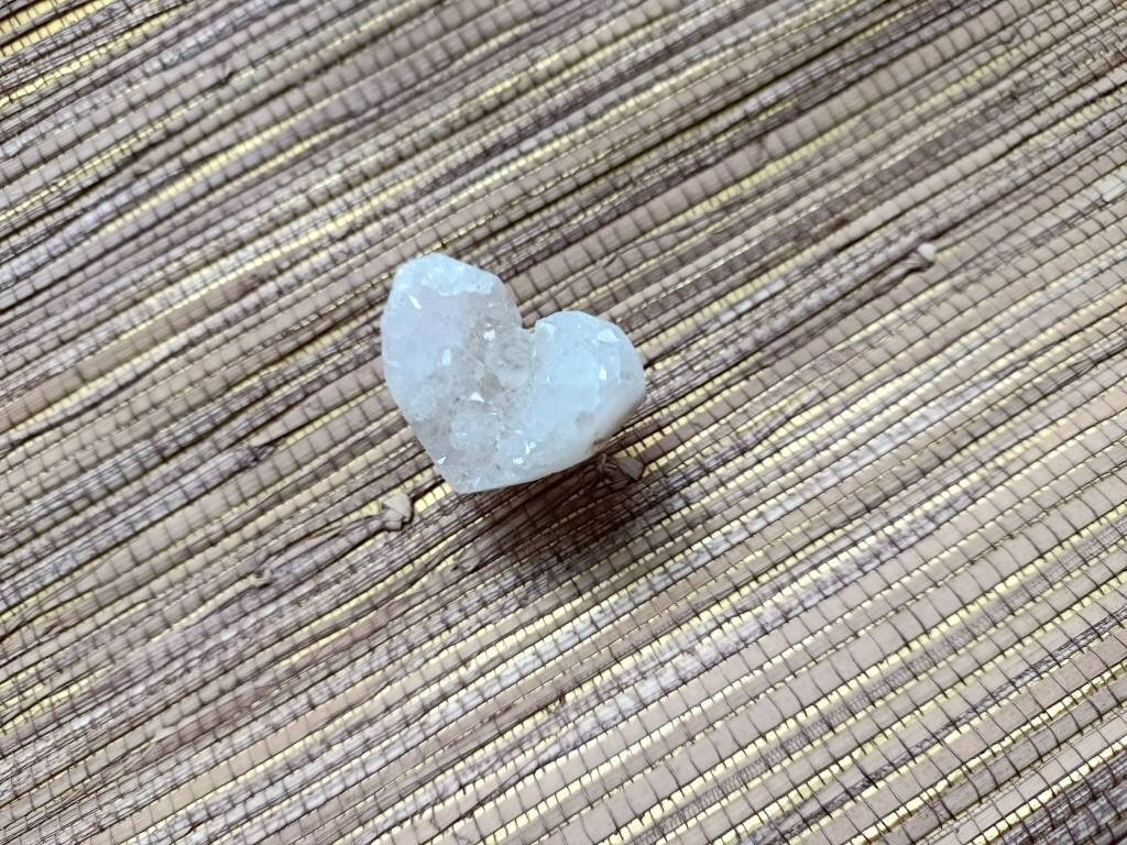 Heart shape amethyst or white quartz crystal geode cabinet handle/heart shaped gemstone drawer handle/small rough cut crystal door handle
