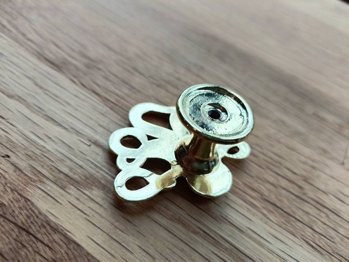 Gold octopus cabinet pull/Shiny gold Kracken drawer knob/Octopus drawer handle/quirky furniture hardware/deep sea door knob/Fun gold handle
