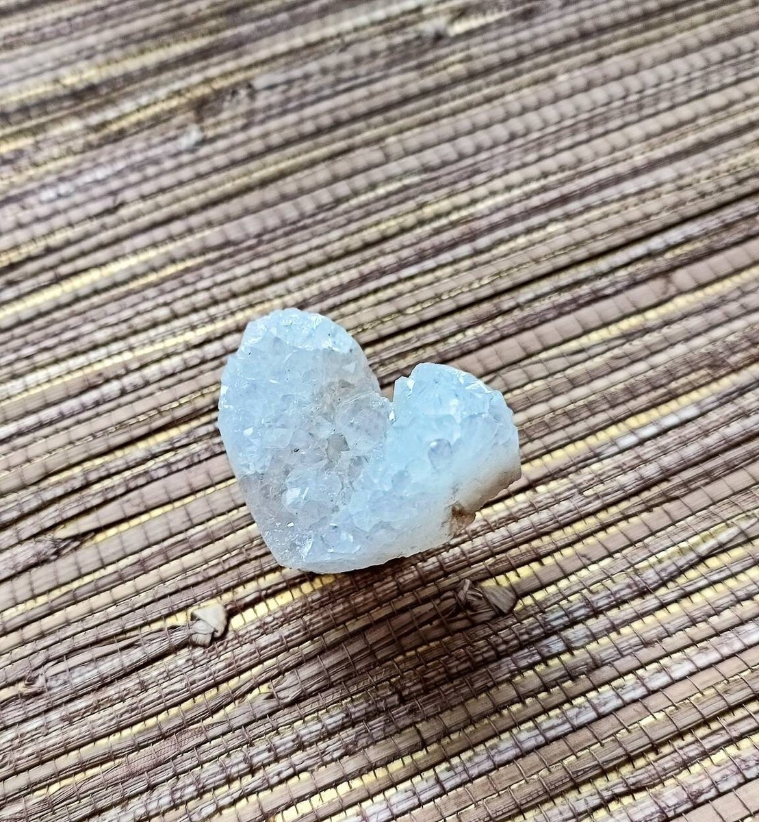 Heart shape amethyst or white quartz crystal geode cabinet handle/heart shaped gemstone drawer handle/small rough cut crystal door handle