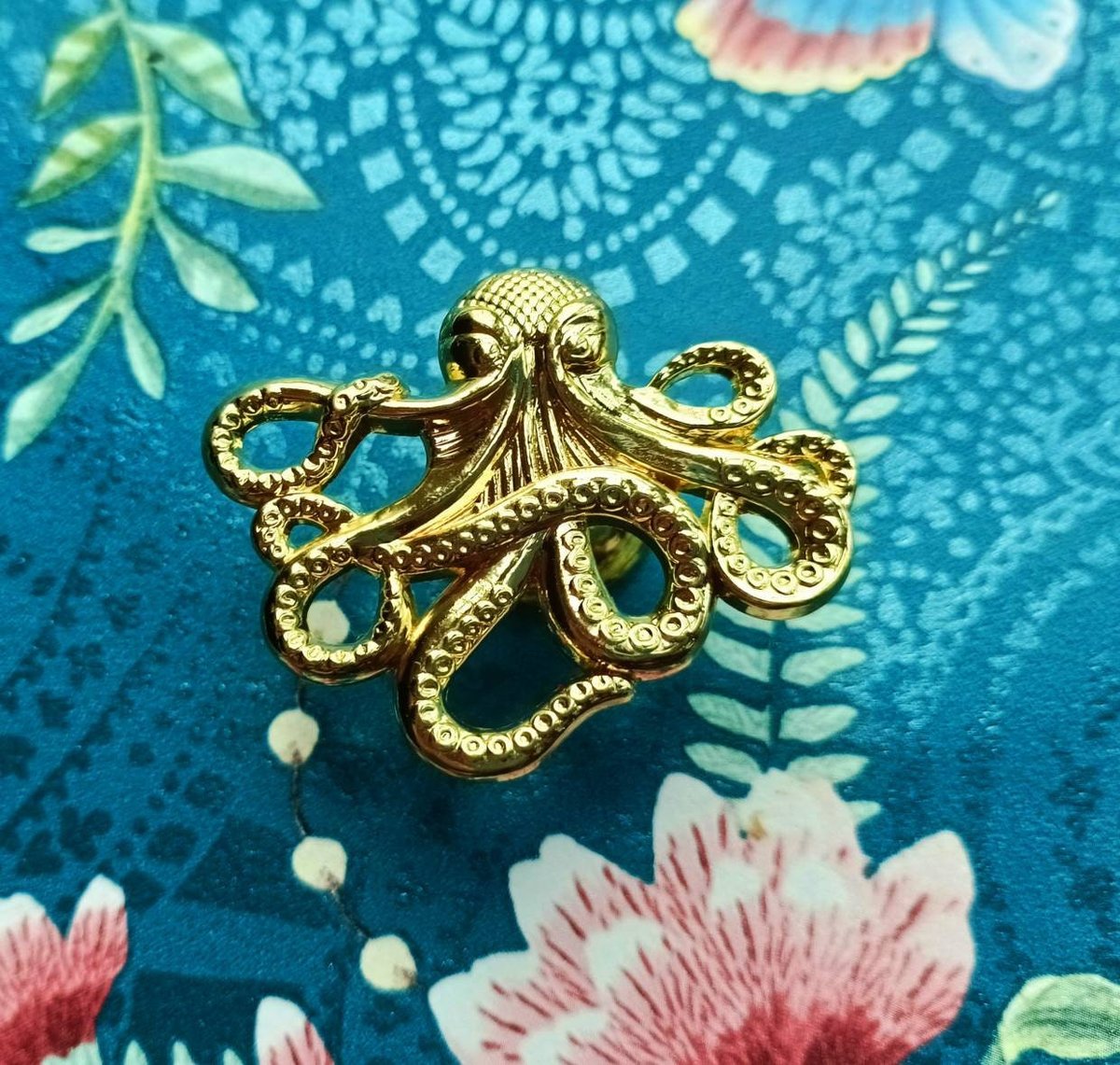 Gold octopus cabinet pull/Shiny gold Kracken drawer knob/Octopus drawer handle/quirky furniture hardware/deep sea door knob/Fun gold handle