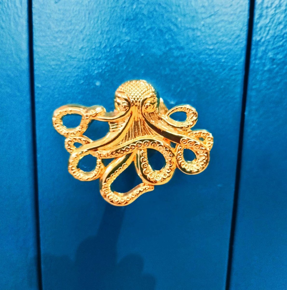 Gold octopus cabinet pull/Shiny gold Kracken drawer knob/Octopus drawer handle/quirky furniture hardware/deep sea door knob/Fun gold handle