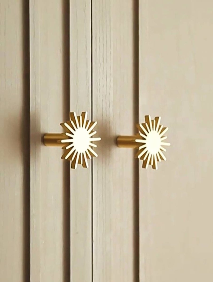 Gold brass sun door handle/star shaped drawer knob/Gold star cabinet pull/Brass furniture hardware/Nursery decor/Gold drawer pull/sunshine