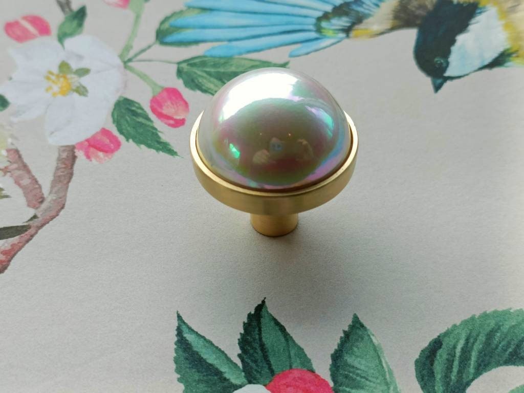 Big faux pearl and gold brass drawer pull/Pearly cabinet handle/white pearl drawer knob/round white pearl door handle/brass and pearl handle