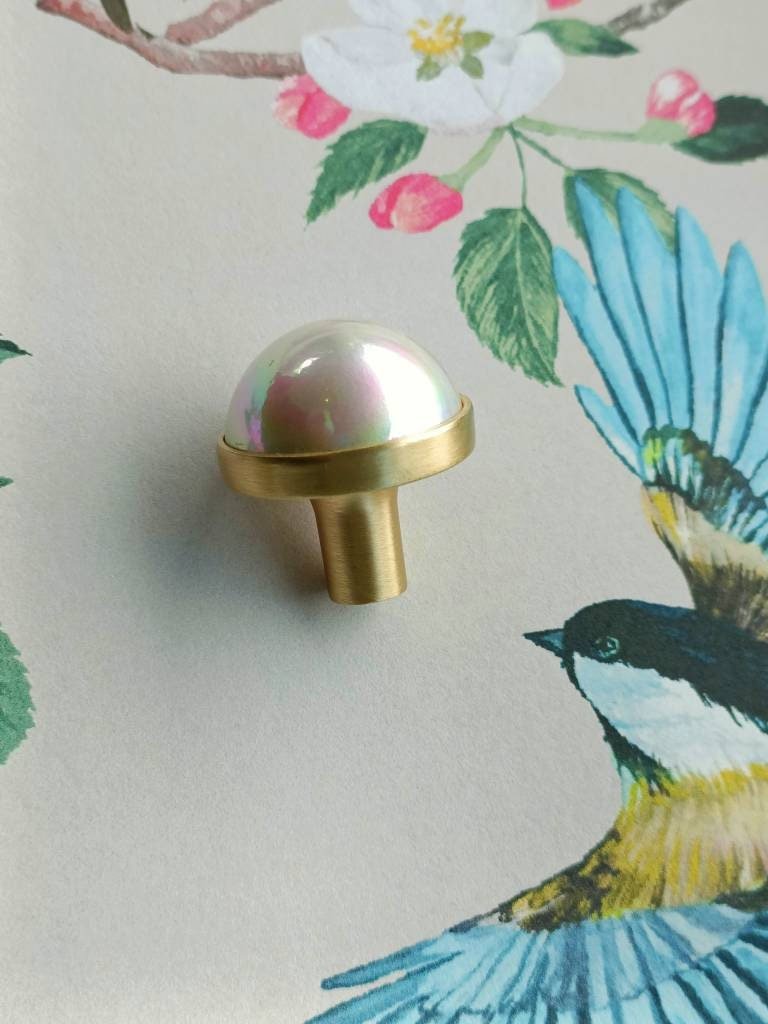 Big faux pearl and gold brass drawer pull/Pearly cabinet handle/white pearl drawer knob/round white pearl door handle/brass and pearl handle