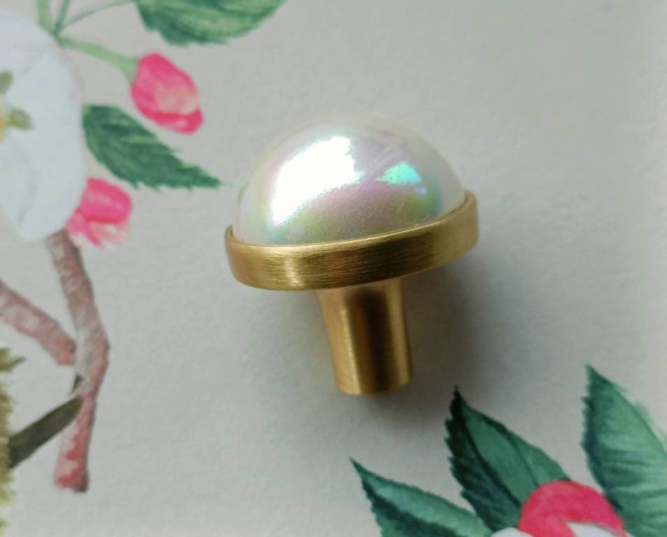 Big faux pearl and gold brass drawer pull/Pearly cabinet handle/white pearl drawer knob/round white pearl door handle/brass and pearl handle
