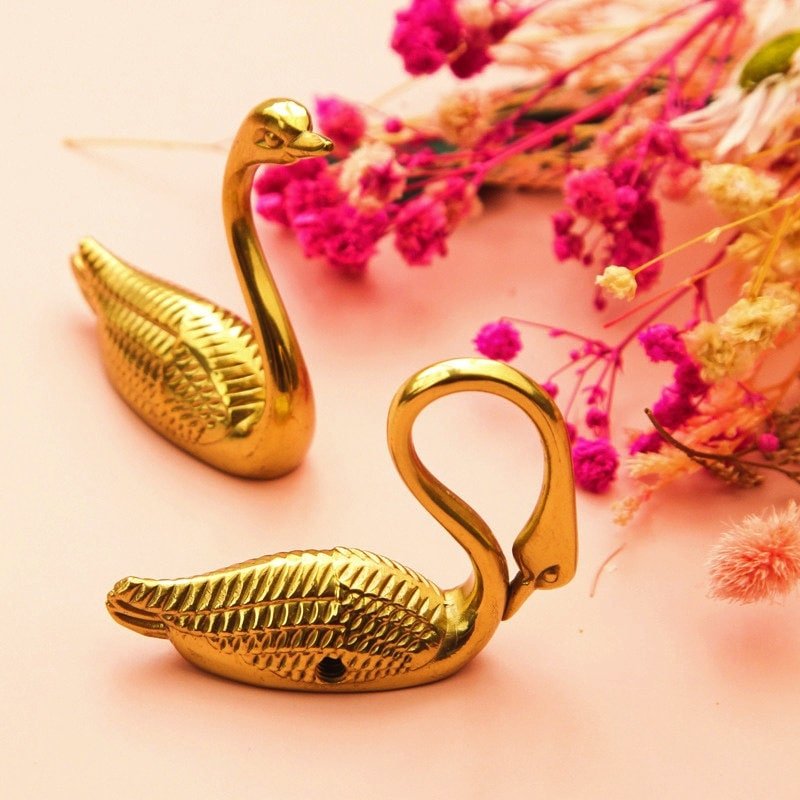 Gold brass swimming swans cabinet handle/Brass Swan drawer pull/Gold bird shaped door knob/Gold swan brass door handle/Signet drawer handle