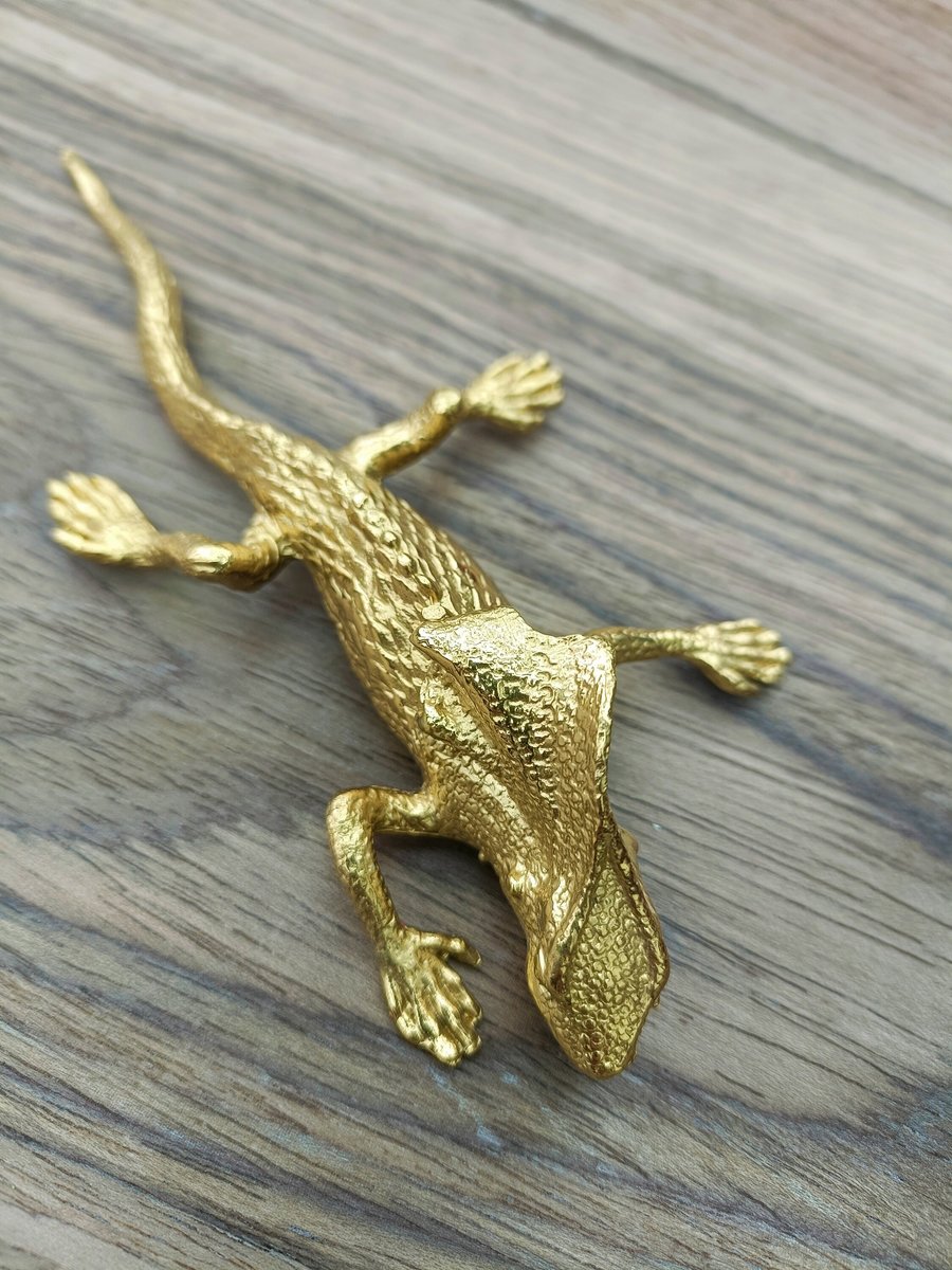 Gold lizard drawer handle/Brass bearded dragon door handle/unique drawer pull/Lizard cabinet handle/Gold reptile drawer knob/Geko door pull