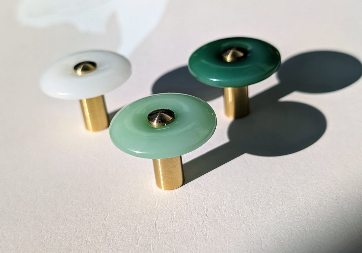 Round green or white resin and brass drawer handle/Green or white cabinet pull/Round brass and green resin door knob/Green drawer knob/MCM