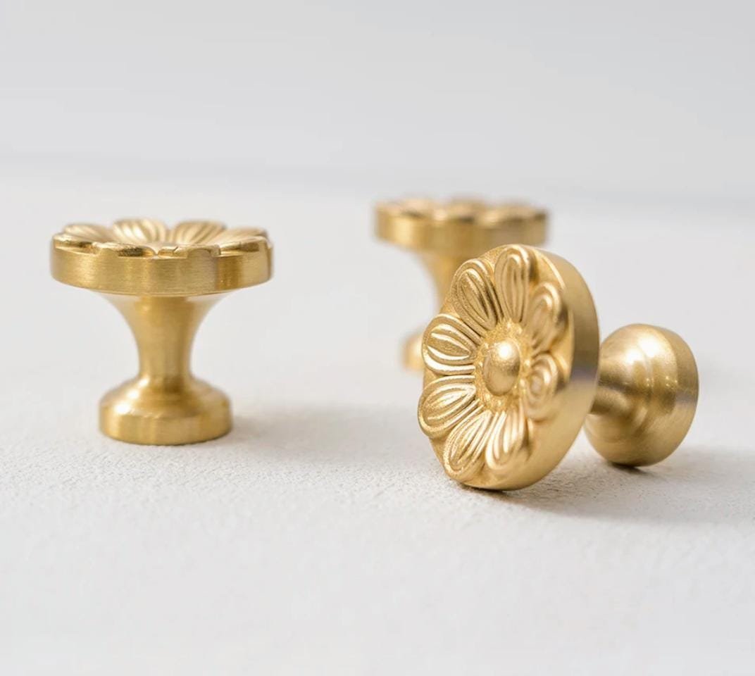 Beautiful gold brass flower pattern cabinet handle/Vintage style drawer pull/Gold brass French style door knob/bedroom furniture hardware