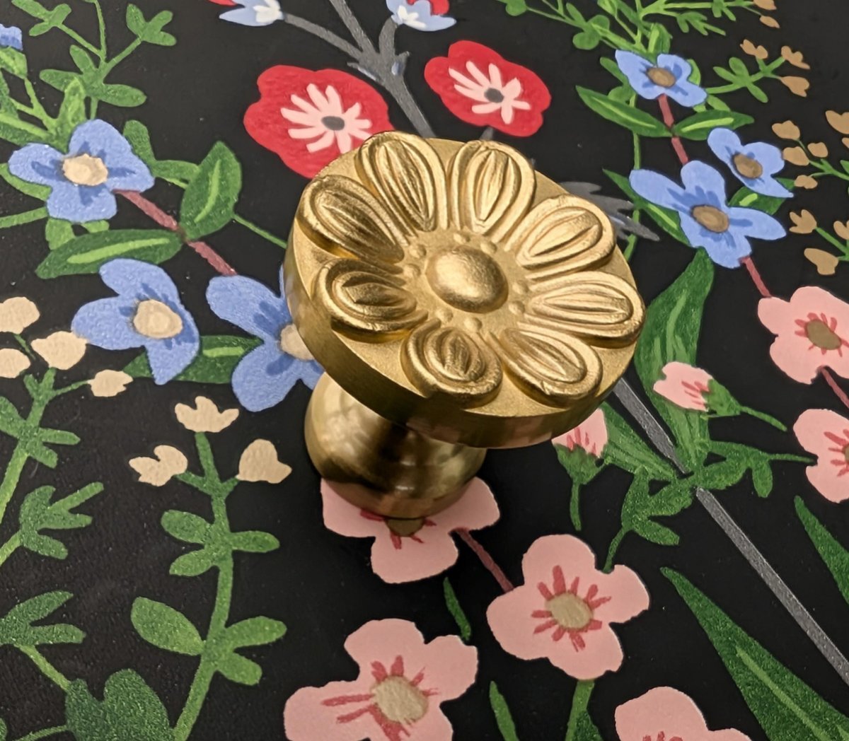Beautiful gold brass flower pattern cabinet handle/Vintage style drawer pull/Gold brass French style door knob/bedroom furniture hardware