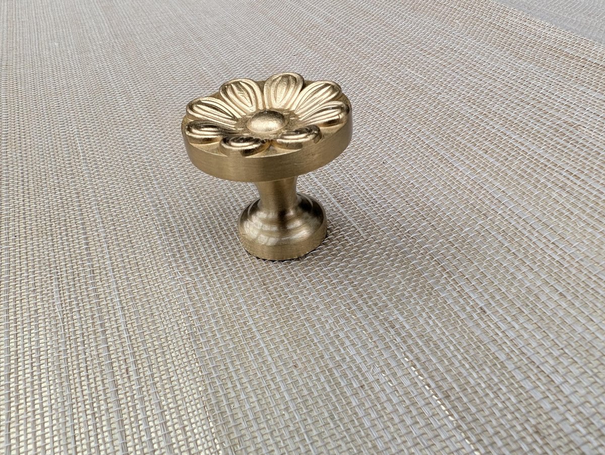 Beautiful gold brass flower pattern cabinet handle/Vintage style drawer pull/Gold brass French style door knob/bedroom furniture hardware