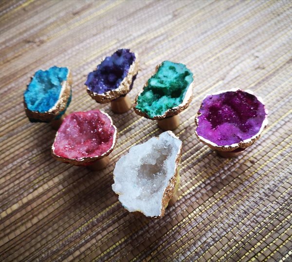 Bright coloured quartz crystal geode cabinet handles/gemstone drawer handle/crystal door handle/colourful semi precious stone door knob