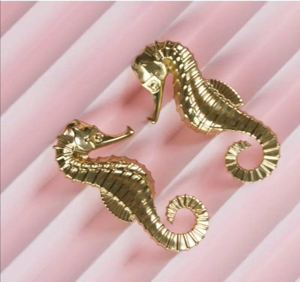 Shiny gold sea horse cabinet pull/Brass seahorse door handle/seaside drawer pull/gold furniture hardware/upcycling door knob/beach decor